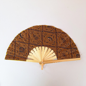 Éventail pliant artisanal indonésien classique en tissu Sogan Batik, avec nervures en bambou naturel, cadeau culturel traditionnel, accessoire artisanal - Product Image 1