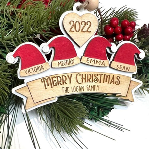 เครื่องประดับคริสต์มาสไม้แบบส่วนตัวพร้อมหมวกซานต้าและชื่อ 2022 ของตกแต่งวันหยุดสำหรับครอบครัว - Product Image 1