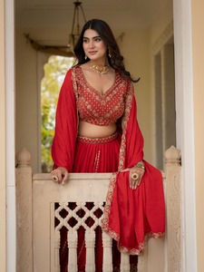Lehenga Choli en soie rouge brodée, style séquence charismatique, pour femme - Product Image 2