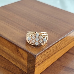 แหวนทองคำขาว 18K ประดับเพชรลายดอกไม้ ดีไซน์หรูหราสำหรับผู้หญิง สวมใส่ได้ทุกวัน เหมาะสำหรับงานแต่งงาน งานเลี้ยง และโอกาสพิเศษ - Product Image 2