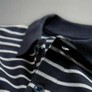 Nuevo diseño, logotipo personalizado, camiseta polo informal de manga corta para hombre, camisetas polo de alta calidad para hombre para uso diario. - Product Image 3