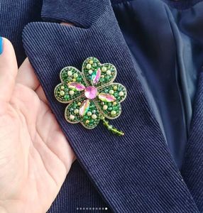 Broche artisanale colorée brodée à la main avec des accents de cristal et de perles pour mariage unisexe - Product Image 1
