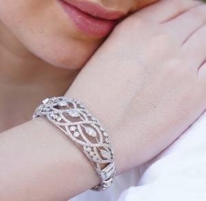 Bracelet manchette classique en argent tressé avec diamants de laboratoire, bijou de luxe élégant pour femme, design unique, cadeau idéal pour les soirées - Product Image 1