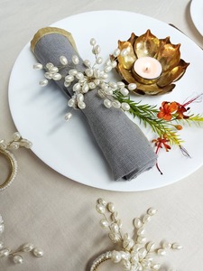 Magnifiques anneaux de serviette décorés de perles blanches, idéaux pour la mise en scène de tables festives, complètent les thèmes saisonniers et de célébration. - Product Image 5