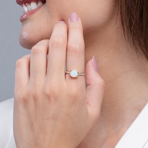 Anillo de Oro de 14K con Diseño Único, Ópalo Etíope Natural de Corte Ovalado y Banda de Diamantes con Detalles en Pavé, Joyería Fina, Anillo de Compromiso - Product Image 5