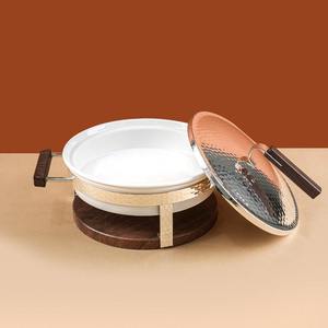 Calentador de Comida Tipo Buffet de Lujo, Redondo, Plateado, con Acabado Espejo Martillado, de Acero Inoxidable, con Asas de Madera, Unidad Individual - Product Image 1