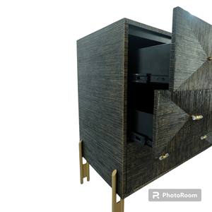 Mueble Funcional para Dormitorio o Sala de Estar, Diseño Moderno Hecho a Mano, Aspecto Antiguo, Modelo Daphoco, en MDF con Imitación de Piel de Cordero y Rafia, Detalles en Latón - Product Image 3