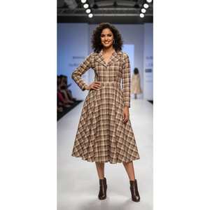 Événements diurnes ou sorties décontractées élégantes, une touche d'inspiration patrimoniale qui se déverse dans une jupe midi évasée magnifiquement conçue - Product Image 1