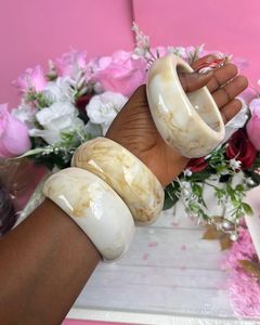 กำไลข้อมืออะคริลิคหลากสี ดีไซน์เรขาคณิตสวยงาม รูปทรงไม่สมมาตร เปิดได้ ง่ายต่อการสวมใส่ คุณภาพสูง สำหรับผู้หญิง - Product Image 2