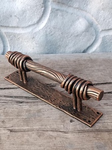 Poignée de portail en fer forgé à la main, au design unique et à la finition peinte durable ; facile à installer et idéale pour les clôtures. - Product Image 3