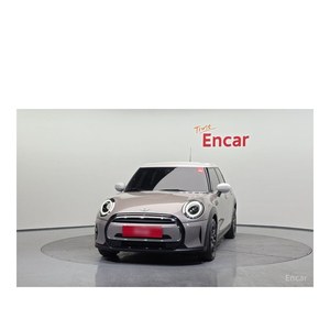 Mini Cooper 5 Puertas Clásico 2023/3 con Cámara Trasera, Asientos de Cuero, Volante a la Izquierda, 26,165 km - Product Image 3