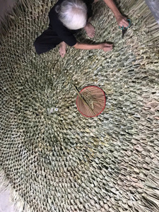 Parasol pliable en chaume 2,1 m pour la décoration de centres de villégiature, panneau de toit en chaume tropical fait main du Vietnam - Product Image 6