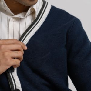 Suéter Cárdigan de Punto Azul Marino Estilo Vintage Personalizado para Hombre, Cuello en V, Botones, Manga Larga, Estilo Universitario, Informal - Product Image 4