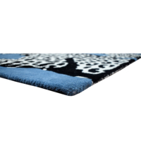 Tapis moderne en laine tufté à la main, motif artistique triple léopard, bleu vibrant, rectangulaire