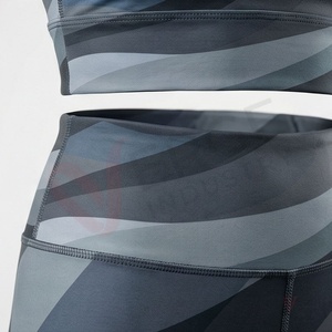 Ensemble 2 pièces de yoga pour femme, bleu marine côtelé, composé d'un crop top à manches longues et d'un short taille haute, avec décolleté carré et bretelles spaghetti - Product Image 5