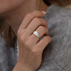 Bague de fiançailles classique pour femme en or massif 14 carats avec diamant taille baguette cultivé en laboratoire de 2,5 carats certifié IGI - Product Image 4