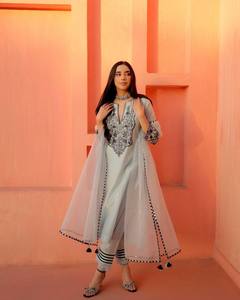 Magnifique ensemble ethnique indien 3 pièces en georgette brodée avec pantalon et dupatta pour femme – Kurta, pantalon et dupatta pakistanais - Product Image 2