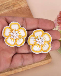 Pendientes Colgantes con Cuentas y Bordado Floral, Diseño de Flor Amarilla y Blanca, Centro de Perla, Tamaño Personalizado, Joyería de Moda, Elegante y Distintiva - Product Image 2