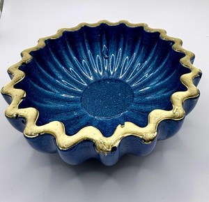 Bol en verre et résine bleue fait main – Plat de rangement à bord doré – Décoration artisanale scintillante - Product Image 2