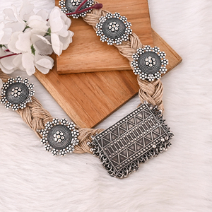 Collier en jute fait main élégant et tendance, bijoux bohèmes en fibres naturelles écologiques pour femmes - Product Image 3