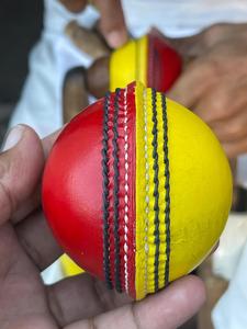 Balle de cricket en cuir de qualité supérieure rouge et blanche pour l'entraînement des batsman, idéale pour le swing, fabriquée en Australie, vente chaude - Product Image 5