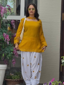 LD CREATION Kurti Moderno Reversible Elástico Amarillo Mostaza para Mujer con Dupatta a Juego, Manga Larga y Puño con Lazo, Estilo Étnico Indio - Product Image 1