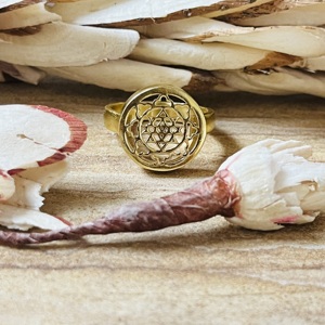 Nouvelle arrivée : Bague signet Sri Yantra, mandala en laiton pour femmes, plaqué or 18 carats, bijoux de géométrie sacrée, vente en gros/OEM/ODM - Product Image 6