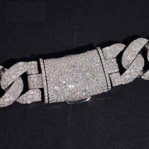 Cadena de eslabones cubanos de moissanita de lujo con engaste pavé de diamantes y diseño hip hop plateado brillante - Product Image 3