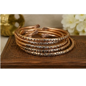 Conjunto de Brazaletes de Bronce con Pátina Natural Grabados a Mano, Diseño de Múltiples Hileras con Puntas Aplanadas, Brazalete Abierto para Muñeca - Product Image 5