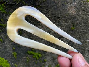 Fourche à cheveux en corne de bœuf naturelle écologique, forme irrégulière, imitation antique polie, artisanat naturel durable par Curio Craft - Product Image 2