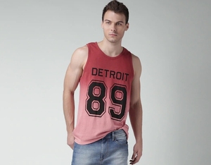 Camiseta sin mangas roja estampada para hombre, cuello redondo, informal, de algodón transpirable, con logo frontal tejido - Product Image 1