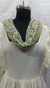 Élégant paréo-sarong vert ivoire à motif floral vigne pour femme, avec bordure moutarde traditionnelle, style ethnique bohème, idéal comme cache-maillot de plage W - Product Image 4