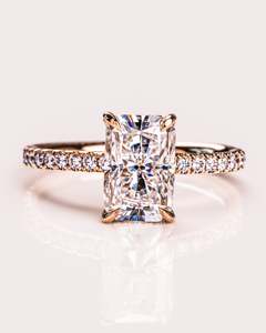 Bague de fiançailles de luxe unisexe en or pur 14 carats certifiée IGI avec diamant de laboratoire taille radiant et halo caché serti pavé, idéale pour les mariages et occasions spéciales - Product Image 1