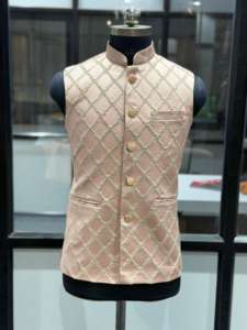 Abrigo indio de alta gama para hombre con bordados y lentejuelas, ideal para novios, disponible a buen precio. - Product Image 5