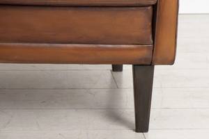 Sofá de Dos Plazas de Diseño Moderno Sueco de Mediados de Siglo, con Tapicería de Cuero Cognac Hecha a Mano y Estructura de Madera Sólida, Alta Demanda - Product Image 4