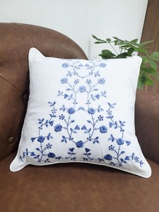Housse de coussin carrée décorative en coton blanc, broderie florale bleue personnalisée, amovible et lavable, pour siège carré – Vente en gros - Product Image 3