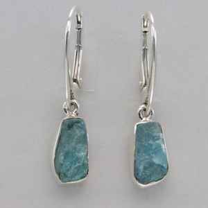 Boucles d'oreilles Leverback en Apatite bleu-vert brute naturelle, taillée à l'état brut, en Argent Sterling - Product Image 1