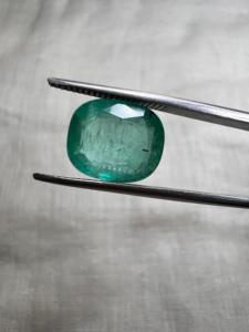 Émeraude naturelle zambienne de 4,72 carats, taille coussin, pierre précieuse verte en vrac pour la vente en gros de bijoux fins - Product Image 1