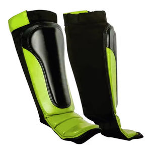 Protège-tibias en cuir multisports pour adultes Hawk, offrant une grande polyvalence, une couche extérieure durable et une protection en mousse souple. - Product Image 1