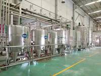Ligne de production automatique de remplissage, rinçage et bouchage de boissons gazeuses en bouteilles PET pour eau gazeuse