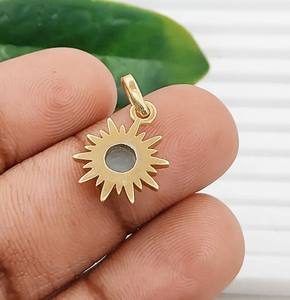 Juego de Dijes de Cuarzo Rubí con Baño de Oro y Diseño de Rayos de Sol - Dijes Redondos de Piedras Preciosas de 6mm Hechos a Mano - Product Image 4