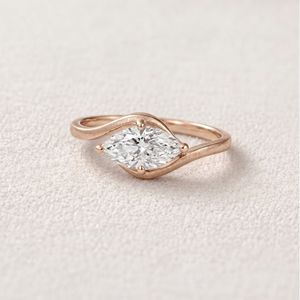 แหวนหมั้นเพชรโมอิสซาไนต์ทรงมาร์คีส์ 1.00 กะรัต ฝังขอบทอง 14K งานแฮนด์เมด คลาสสิก รับรองโดย IGI - Product Image 3