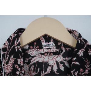 ชุดนอนผู้หญิงผ้าฝ้าย 100% ลายดอกไม้ ชุดเซ็ต ระบายอากาศได้ดี ซักเครื่องได้ ใส่ได้ทุกฤดูใบไม้ร่วง/ฤดูหนาว/ฤดูใบไม้ผลิ/ฤดูร้อน คอวี - Product Image 4