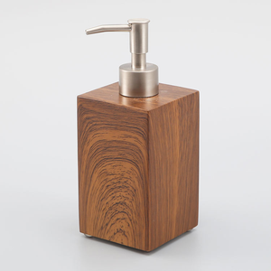 Ensemble d'accessoires de salle de bain et d'hôtel 6 pièces en bois grainé : distributeur de savon, porte-brosse à dents, boîtes à mouchoirs, boîte à cotons-tiges, poubelle - Product Image 2