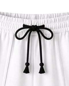 Conjunto de 2 Piezas para Mujer, Camiseta Blanca de Manga Corta con Cuello Redondo y Ribete Negro, Pantalones Cortos con Cintura Elástica y Bolsillos, Estilo Casual para Primavera/Verano - Product Image 5