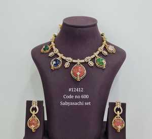 สร้อยคอพร้อมต่างหูดีไซน์เนอร์ 12412 ชุบทองเหลือง แรงบันดาลใจจาก Sabyasachi สำหรับงานแต่งงานและงานเลี้ยงของผู้หญิง - Product Image 4