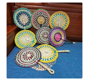 Abanico de mano tejido a mano con hojas de palma y hierba marina natural para decoración de bodas bohemias - Product Image 1