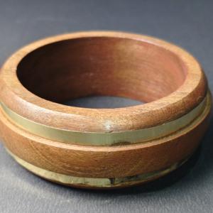 Bracelet minimaliste en bois dur avec bande en fil métallique doré encastré - Bijou moderne en bois et laiton, techniques mixtes - Product Image 5