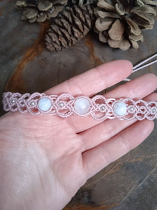 Gargantilla de Macramé con Piedra Lunar Rosa Pastel, Collar Romántico Tejido a Mano con Piedras Preciosas, Joyería Boho Chic - Product Image 3