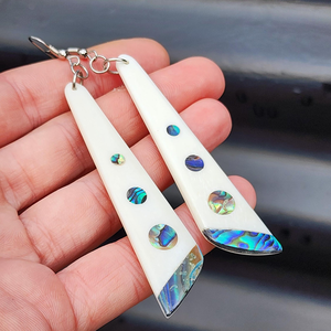 ต่างหูแบบห้อยทำมือ ดีไซน์ดั้งเดิม งานฝีมือจากวัสดุธรรมชาติ - Product Image 4